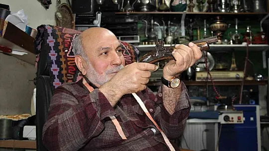 Müşterilerine tarihte yolculuk yaptıran terzi dükkanı