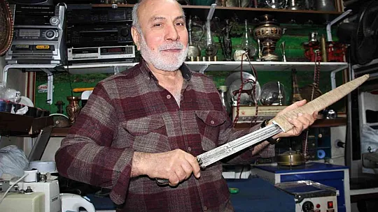 Müşterilerine tarihte yolculuk yaptıran terzi dükkanı