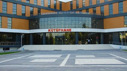 İnşaatında çalıştığı kütüphanede şimdi tıp fakültesi öğrencisi olarak çalışıyor