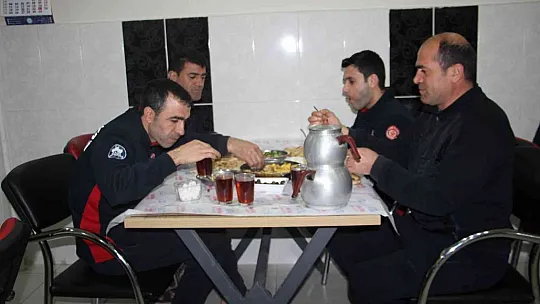 İtfaiyeciler ilk sahuru mesaide yaptı