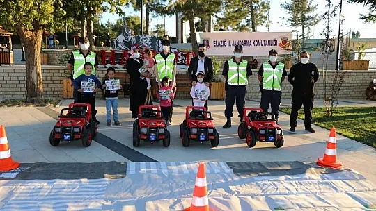 Jandarma ekipleri, çocuklara trafik eğitimi verdi