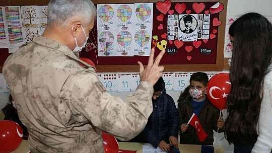 İl Jandarma Komutanı Yıldız, çocuklarla buluştu