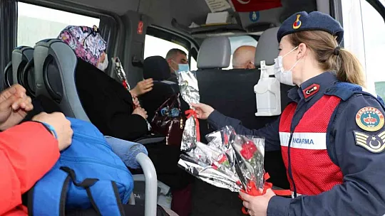 Elazığ Jandarmasından kadınlara sürpriz