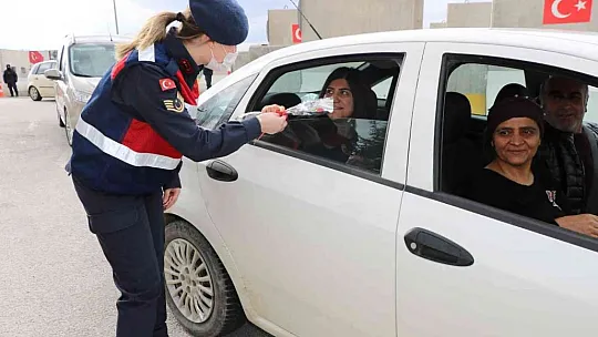 Elazığ Jandarmasından kadınlara sürpriz