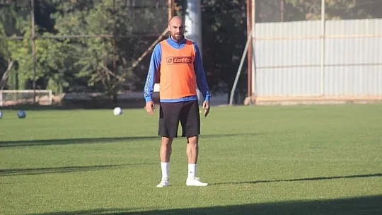 Tecrübeli futbolcu Kadir Bekmezci ile yollar ayrıldı