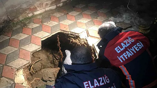 Çukura düşen vatandaşın düşme anı kameralara böyle yansıdı