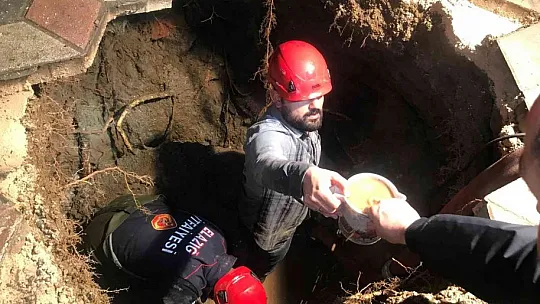 Çukura düşen vatandaşın düşme anı kameralara böyle yansıdı