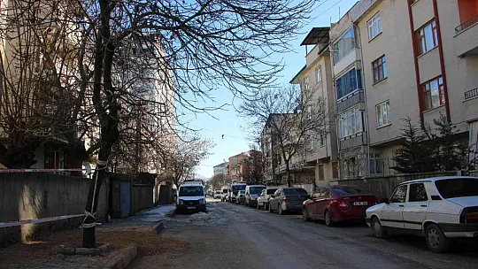 Çukura düşen vatandaşın düşme anı kameralara böyle yansıdı