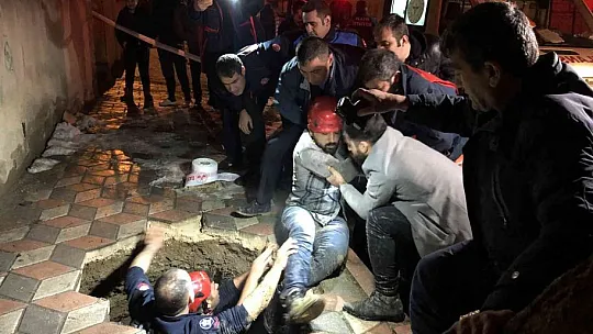 Çukura düşen vatandaşın düşme anı kameralara böyle yansıdı