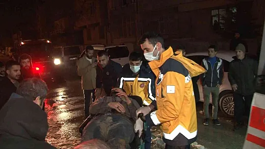 Çukura düşen vatandaşın düşme anı kameralara böyle yansıdı