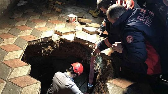 Çukura düşen vatandaşın düşme anı kameralara böyle yansıdı