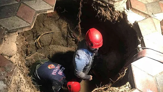 Çukura düşen vatandaşın düşme anı kameralara böyle yansıdı