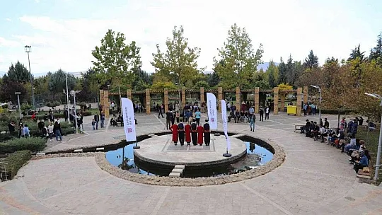 Kampüste öğrenciler halk oyunları ile gönüllerince eğlendi