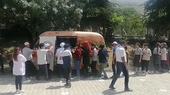 Kantinbüs köy yollarında olmaya devam ediyor