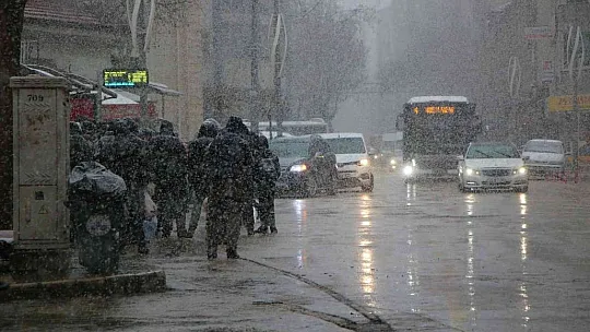 Kar, Elazığ'ı etkisi altına aldı