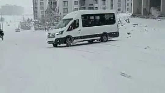 Buz pistine dönen yollarda sürücüler zor anlar yaşadı
