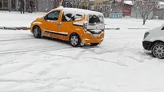 Buz pistine dönen yollarda sürücüler zor anlar yaşadı
