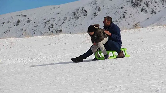 Kar hasreti çeken Elazığlılar Hazarbaba'ya akın etti