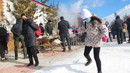 Kar hasreti çeken Elazığlılar Hazarbaba'ya akın etti