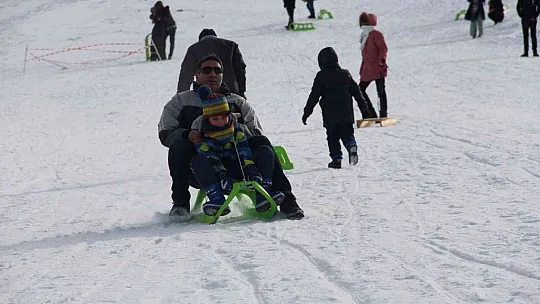 Kar hasreti çeken Elazığlılar Hazarbaba'ya akın etti