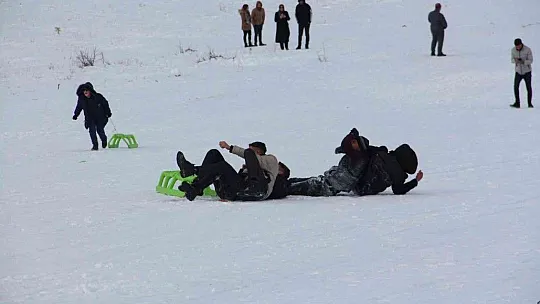 Kar hasreti çeken Elazığlılar Hazarbaba'ya akın etti
