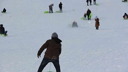 Kar hasreti çeken Elazığlılar Hazarbaba'ya akın etti