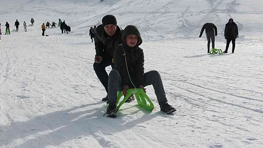 Kar hasreti çeken Elazığlılar Hazarbaba'ya akın etti