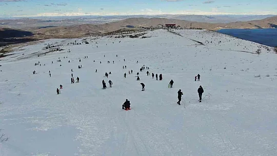 Kar hasreti çeken Elazığlılar Hazarbaba'ya akın etti