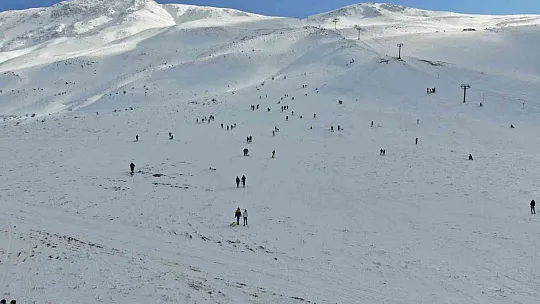 Kar hasreti çeken Elazığlılar Hazarbaba'ya akın etti