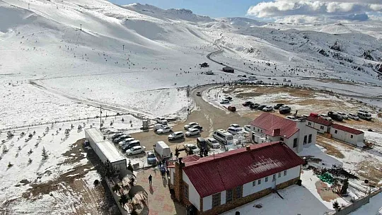 Kar hasreti çeken Elazığlılar Hazarbaba'ya akın etti