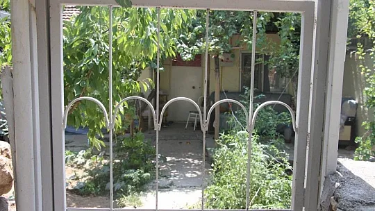 Karısına laf attığını iddia ettiği kişiyi bıçaklayarak öldürdü
