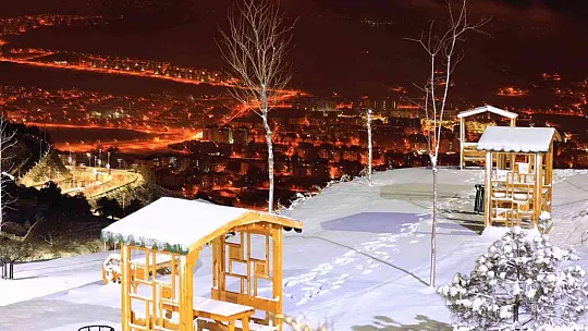 Yağan kar şehir ışıklarıyla görsel şölen oluşturdu