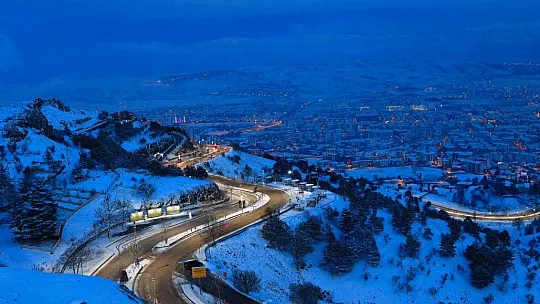 Yağan kar şehir ışıklarıyla görsel şölen oluşturdu