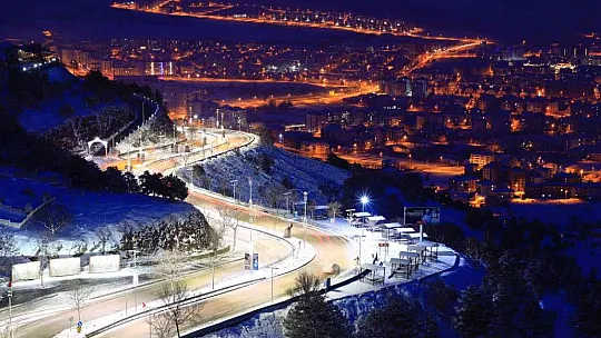 Yağan kar şehir ışıklarıyla görsel şölen oluşturdu