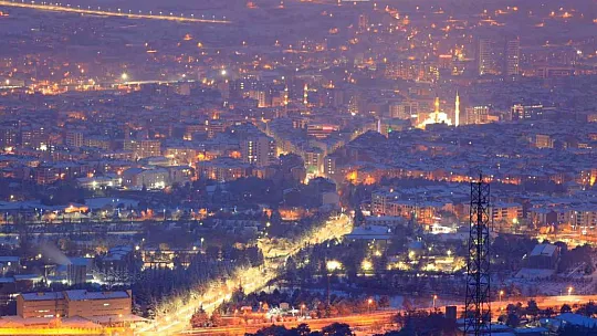 Yağan kar şehir ışıklarıyla görsel şölen oluşturdu