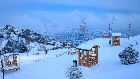 Yağan kar şehir ışıklarıyla görsel şölen oluşturdu