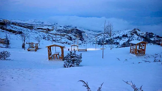 Yağan kar şehir ışıklarıyla görsel şölen oluşturdu