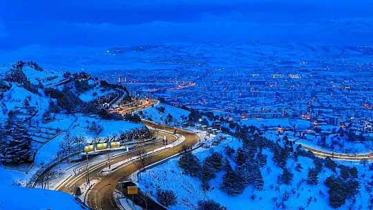 Yağan kar şehir ışıklarıyla görsel şölen oluşturdu