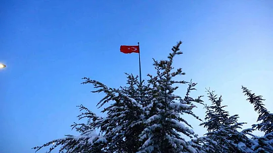 Yağan kar şehir ışıklarıyla görsel şölen oluşturdu
