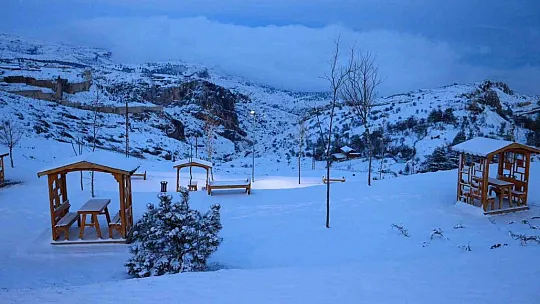 Yağan kar şehir ışıklarıyla görsel şölen oluşturdu