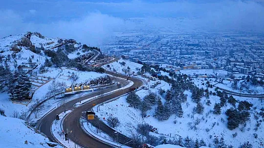 Yağan kar şehir ışıklarıyla görsel şölen oluşturdu