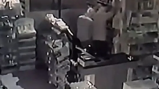 Marketteki hırsızlık olayı, güvenlik kamerasına yansıdı