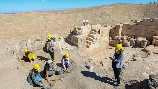 Kaymakam tarihin gün yüzüne çıkarılması için kazılarda gönüllü çalışıyor
