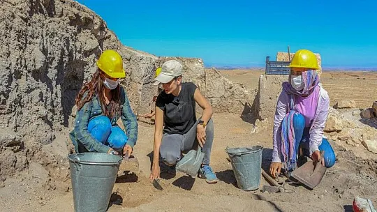 Kaymakam tarihin gün yüzüne çıkarılması için kazılarda gönüllü çalışıyor