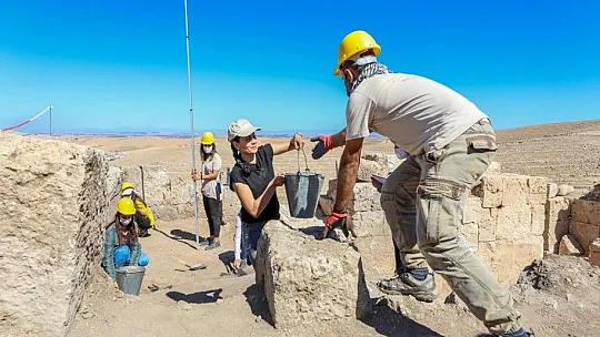 Kaymakam tarihin gün yüzüne çıkarılması için kazılarda gönüllü çalışıyor