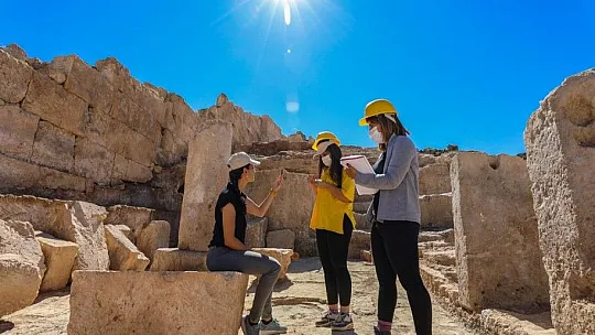 Kaymakam tarihin gün yüzüne çıkarılması için kazılarda gönüllü çalışıyor