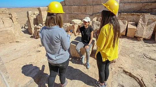 Kaymakam tarihin gün yüzüne çıkarılması için kazılarda gönüllü çalışıyor
