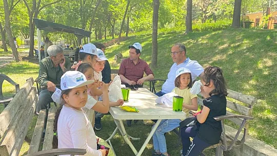 Kaymakam Vural, çocuklarla birlikte çuval yarışı yaptı