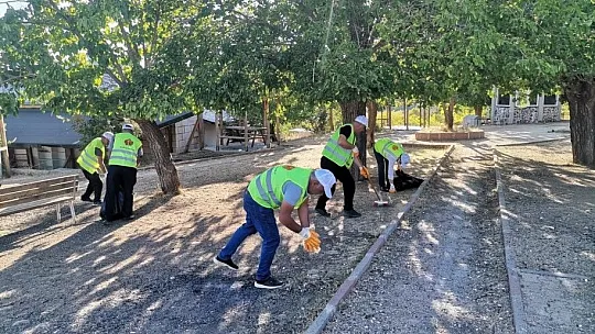 Kaymakam Yılmaz, şehit Fethi Sekin'in kabrini temizledi