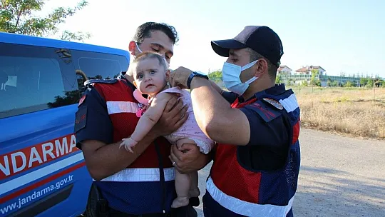 Annesi kazada yaralanınca jandarma ekipleri bebekle ilgilenip oyun oynadı